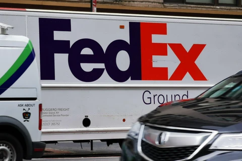 Phương tiện chuyển phát nhanh của FedEx. (Ảnh: THX/TTXVN)