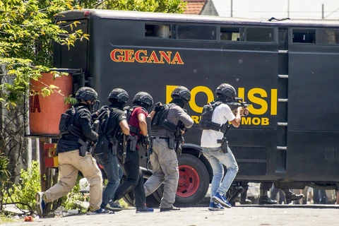 Cảnh sát chống khủng bố Indonesia trong một chiến dịch truy quét tội phạm ở thành phố Surabaya. (Ảnh: AFP/TTXVN)