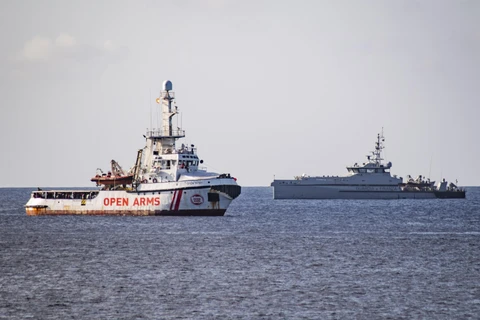 Tàu nhân đạo Open Arms (trái) chở người di cư được giải cứu ở ngoài khơi đảo Lampedusa, miền Nam Italy ngày 15/8/2019. (Ảnh: AFP/TTXVN)
