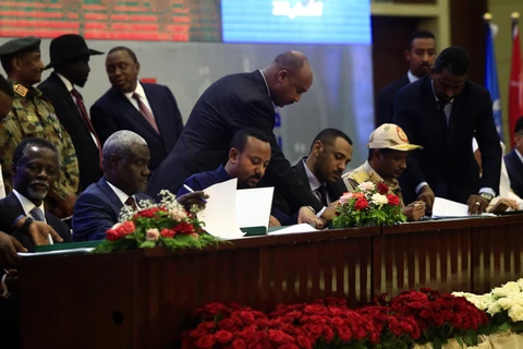 Đại diện Hội đồng quân sự chuyển tiếp (TMC) cùng Liên minh vì tự do và thay đổi (FFC) đối lập tại lễ ký “Tuyên bố Hiến pháp” ở thủ đô Khartoum ngày 17/8/2019. (Ảnh: THX/TTXVN)