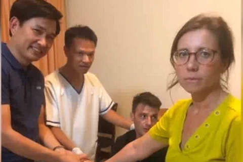 [Video] Công an Hà Nội cứu kịp thời du khách Pháp có ý định tự sát
