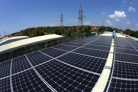Hệ thống điện Mặt Trời áp mái được lắp đặt trên mái nhà. (Ảnh: Ngọc Hà/TTXVN) 