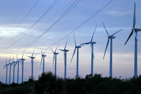 Ngày càng nhiều quốc gia hướng tới mục tiêu phát triển năng lượng sạch. (Ảnh: AFP/TTXVN)