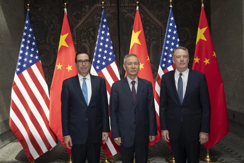 Bộ trưởng Tài chính Mỹ Steven Mnuchin, Phó Thủ tướng Trung Quốc Lưu Hạc và Đại diện Thương mại Mỹ Robert Lighthizer tại cuộc đàm phán thương mại ở Thượng Hải, Trung Quốc ngày 31/7/2019. (Ảnh: AFP/TTXVN)