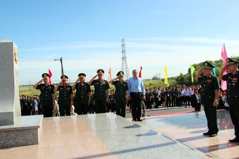 Đại biểu lãnh đạo Bộ Quốc phòng hai nước Việt Nam-Campuchia thực hiện nghi thức Lễ chào cờ cột mốc chủ quyền quốc gia tại cột mốc 275 - cửa khẩu quốc tế Tịnh Biên. (Ảnh: Công Mạo-TTXVN)
