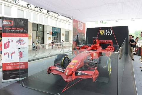 Siêu xe F1 của Ferrari được giới thiệu với người hâm mộ Việt Nam tại phố đi bộ Hồ Gươm ngày 8/6.(Ảnh: PV/Vietnam+)