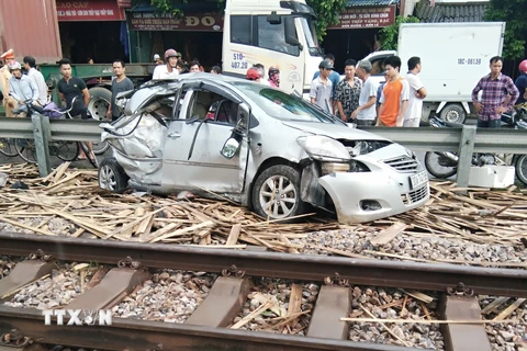 Hiện trường một vụ tai nạn đường sắt nghiêm trọng xảy ra tại Km 106 + 300 thuộc địa bàn xã Yên Tiến, huyện Ý Yên, tỉnh Nam Định làm 1 người chết và 3 người bị thương nặng. (Ảnh: TTXVN)