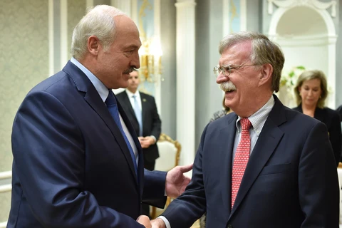Tổng thống Belarus Alexander Lukashenko (trái) và Cố vấn an ninh quốc gia Mỹ John Bolton (phải) trong cuộc gặp tại Minsk, Belarus, ngày 29/8. (Ảnh: AFP/TTXVN)