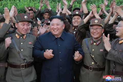 Nhà lãnh đạo Triều Tiên Kim Jong-un vui mừng trước kết quả thử nghiệm một vụ thử vũ khí dẫn đường chiến thuật kiểu mới, được lực lượng chức năng nước này tiến hành ngày 6/8. (Ảnh: YONHAP/TTXVN)