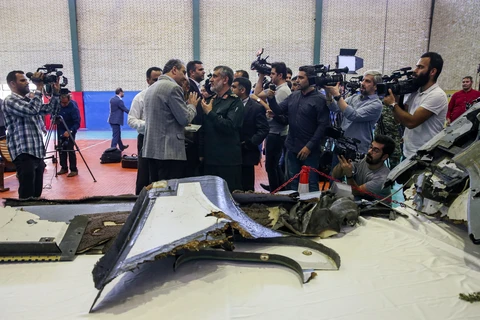Chỉ huy đơn vị phòng không thuộc Lực lượng Vệ binh cách mạng Hồi giáo Iran (IRGC) - Chuẩn tướng Amirali Hajizadeh (giữa, phía trước) trong buổi họp báo công bố xác máy bay do thám không người lái của Mỹ bị phòng không Iran bắn hạ tại Tehran ngày 21/6/2019