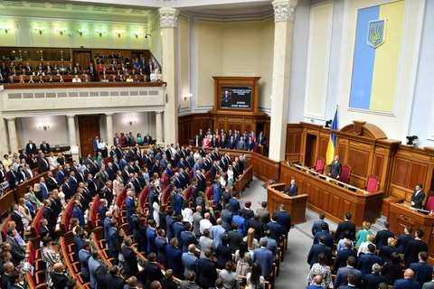  Các nghị sỹ tuyên thệ tại phiên họp đầu tiên Quốc hội mới của Ukraine ở Kiev ngày 29/8. (Ảnh: AFP/TTXVN)