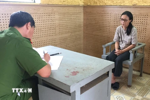 Đối tượng Trần Thị Thủy, kế toán của Quỹ Bảo trợ trẻ em tỉnh Quảng Bình tại cơ quan điều tra. (Ảnh: TTXVN)