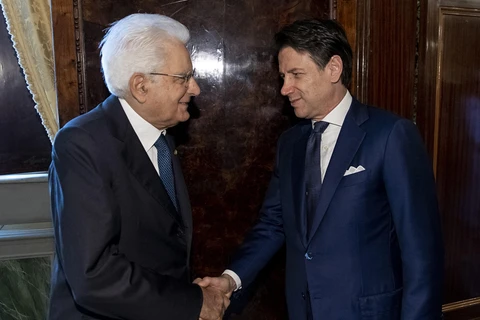 Tổng thống Italy Gergio Mattarella (trái) và Thủ tướng Giuseppe Conte (phải) tại cuộc gặp ở Rome, Italy, ngày 29/8. (Ảnh: AFP/TTXVN)