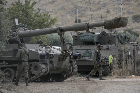 Binh sỹ và pháo tự hành của Israel được triển khai tại thị trấn Kiryat Shemona, gần biên giới với Liban, ngày 31/8/2019. (Ảnh: AFP/TTXVN)