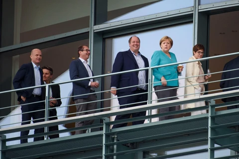 Thủ tướng Đức Angela Merkel (thứ 2, phải) cùng các lãnh đạo Liên minh Dân chủ/Xã hội Cơ đốc giáo (CDU/CSU) và đảng Dân chủ xã hội (SPD) trước cuộc đàm phán về liên minh ở Berlin. (Ảnh: AFP/TTXVN)