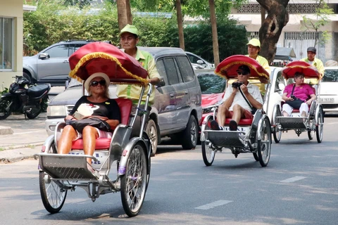 Du khách quốc tế tham quan thành phố Đà Nẵng bằng xíchlô. (Ảnh: Trần Lê Lâm/TTXVN)