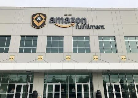 Biểu tượng Amazon tại trung tâm kho vận ở Washington DC., Mỹ. (Ảnh: Kyodo/TTXVN)