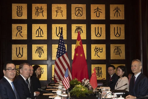 Đại diện Thương mại Mỹ Robert Lighthizer (thứ 2, trái), Bộ trưởng Tài chính Mỹ Steven Mnuchin (trái) và Phó Thủ tướng Trung Quốc Lưu Hạc (phải) tại vòng đàm phán thương mại ở Thượng Hải, Trung Quốc, ngày 31/7/2019. (Ảnh: AFP/TTXVN)