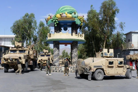 Lực lượng an ninh Afghanistan tuần tra tại một thành phố ở tỉnh Farah ngày 19/5/2018. (Ảnh: AFP/TTXVN)
