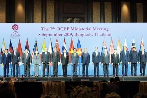 Các Bộ trưởng và trưởng đoàn phụ trách kinh tế, thương mại của các nước tham gia RCEP chụp ảnh chung. (Ảnh: TTXVN)