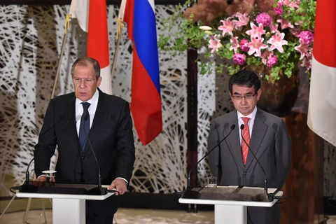 Ngoại trưởng Nhật Bản Taro Kono (phải) và người đồng cấp Nga Sergey Lavrov tại cuộc họp báo ở Tokyo ngày 31/5/2019. (Ảnh: AFP/TTXVN)
