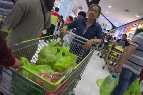 Túi nylon được khách hàng sử dụng tại siêu thị ở Bangkok, Thái Lan. (Ảnh: AFP/TTXVN)