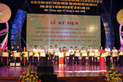 UBND tỉnh Bắc Giang trao bằng khen cho cá nhân, tập thể có thành tích xuất sắc trong bảo tồn và phát huy di sản Dân ca quan họ và ca trù. (Ảnh: Tùng Lâm/TTXVN)