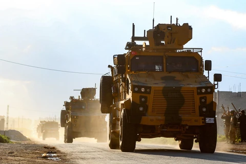 Đoàn xe quân sự Thổ Nhĩ Kỳ trên đường tới khu phi quân sự ở thị trấn Khan Sheikhun, tỉnh Idlib, miền Tây Bắc Syria ngày 17/3/2019. (Ảnh: AFP/TTXVN)