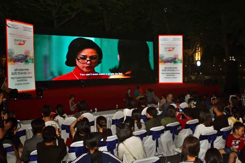 Khán giả xem phim "Cô Ba Sài Gòn" chiếu ngoài trời. (Ảnh: Thanh Tùng/TTXVN)Liên hoan phim Việt Nam lần thứ 21 sẽ quy tụ hơn 1.000 nghệ sĩ điện ảnh