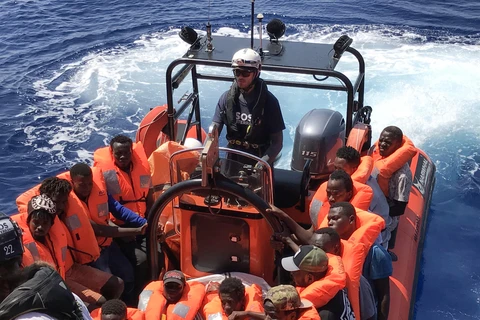 Những người di cư gặp nạn ở ngoài khơi Libya được tàu Ocean Viking cứu ngày 11/8. (Ảnh: AFP/TTXVN)