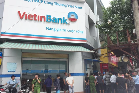  Cây ATM của ViettinBank tại phường Hưng Dũng, thành phố Vinh bị nhóm người Trung Quốc cài đặt các thiết bị điện tử để làm thẻ giả rút tiền của khách hàng. (Ảnh: Nguyễn Oanh/TTXVN)