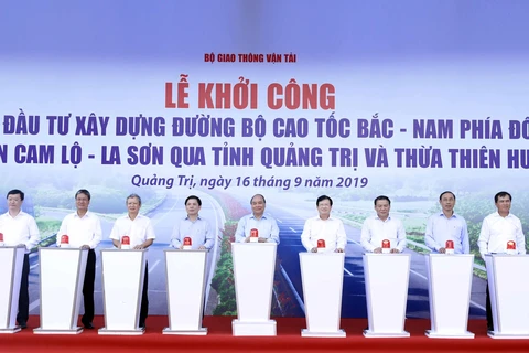 Thủ tướng Nguyễn Xuân Phúc và các đại biểu thực hiện nghi thức khởi công. (Ảnh: Thống Nhất-TTXVN)
