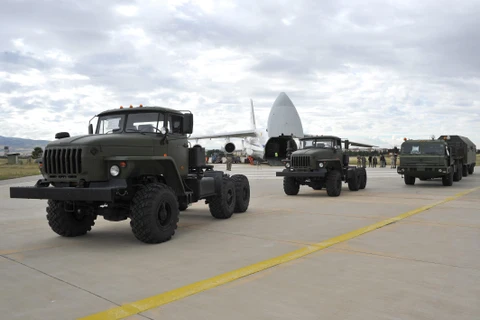 Các bộ phận của hệ thống phòng thủ tên lửa S-400 được chuyển từ máy bay vận tải quân sự Antonov tại căn cứ không quân Murted ở Ankara, Thổ Nhĩ Kỳ, ngày 12/7/2019. (Ảnh: THX/TTXVN)