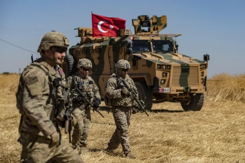 Binh sỹ Mỹ và xe quân sự của Thổ Nhĩ Kỳ tham gia cuộc tuần tra chung ở ngoại ô thị trấn Tal Abyad (Syria) giáp giới với Thổ Nhĩ Kỳ ngày 8/9/2019. (Ảnh: AFP/TTXVN) 