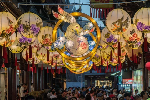 Đèn lồng được thắp sáng rực rỡ để chào đón Trung Thu tại Thượng Hải, Trung Quốc. (Ảnh: AFP/TTXVN)