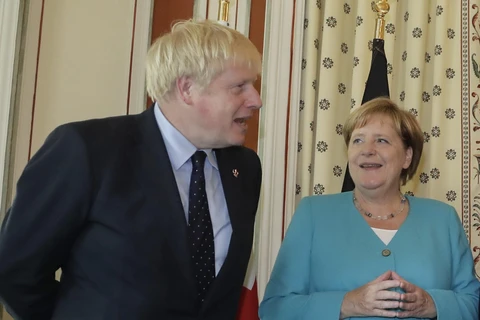 Thủ tướng Anh Boris Johnson (trái) và Thủ tướng Đức Angela Merkel trong cuộc gặp tại Biarritz, miền Tây Nam Pháp ngày 24/8/2019. (Ảnh: AFP/TTXVN)