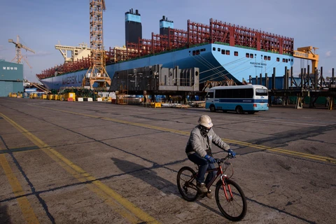 Một tàu chở hàng container đang được đóng mới tại xưởng đóng tàu của Daewoo DSME ở Okpo, cách thành phố Busan của Hàn Quốc khoảng 60km về phía nam. (Ảnh: AFP/TTXVN)