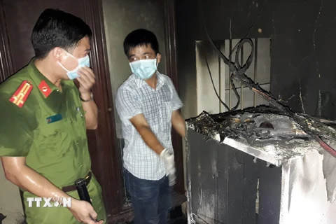 Công an tỉnh Nam Định khám nghiệm hiện trường tìm hiểu nguyên nhân vụ cháy. (Ảnh: Nguyễn Lành/TTXVN)