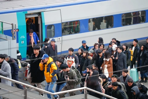Người dân xếp hàng lên tàu tại nhà ga Seoul, Hàn Quốc. (Ảnh: THX/TTXVN)