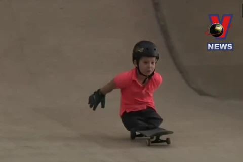 [Video] Cậu bé không chân trượt ván điêu luyện gây kinh ngạc