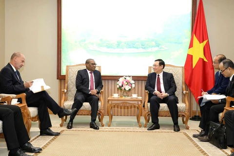 Phó Thủ tướng Vương Đình Huệ tiếp Đại sứ đặc mệnh toàn quyền Cộng hòa Nam Phi tại Việt Nam, Mpetjane Kgaogelo Lekgoro. (Ảnh: Văn Điệp/TTXVN)