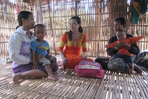 Trong ảnh: Cô Chamaléa Thị Khuyên đến tận nhà thăm hỏi, vận động phụ huynh cho con em đến lớp. Ảnh: Nguyễn Thành – TTXVN 