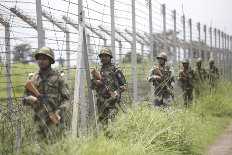 Lực lượng an ninh Ấn Độ tuần tra tại khu vực biên giới Ấn Độ- Pakistan. (Ảnh:AFP/TTXVN)