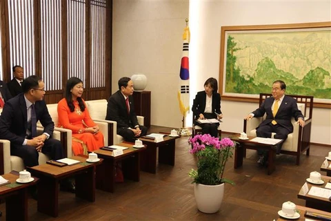 Chủ tịch Quốc hội Hàn Quốc Moon Hee Sang tiếp đoàn MTTQ Việt Nam. (Ảnh: Mạnh Hùng/TTXVN)