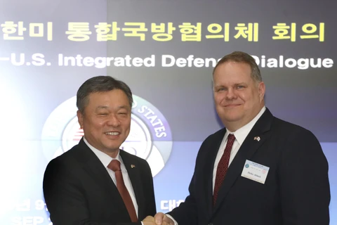 Thứ trưởng Quốc phòng Hàn Quốc Chung Suk-hwan (trái) trong cuộc gặp Phó Trợ lý Bộ trưởng Quốc phòng Mỹ phụ trách Đông Á Heino Klinck tại Seoul ngày 26/9/2019. (Ảnh: YONHAP/TTXVN)