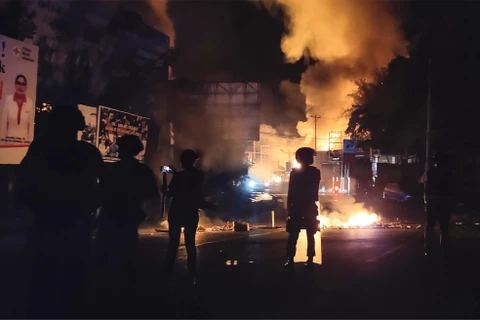 Những ngôi nhà bị người biểu tình phóng hỏa trong vụ bạo loạn ở thành phố Deiyai, tỉnh Papua (Indonesia) ngày 29/8/2019. (Ảnh: AFP/TTXVN)