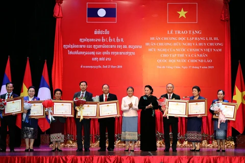 Chủ tịch Quốc hội Nguyễn Thị Kim Ngân và Chủ tịch Quốc hội nước Cộng hòa Dân chủ nhân dân Lào Pany Yathotou trao Huân chương Độc lập hạng Ba cho các tập thể, cá nhân Quốc hội Lào. (Ảnh: Trọng Đức/TTXVN)