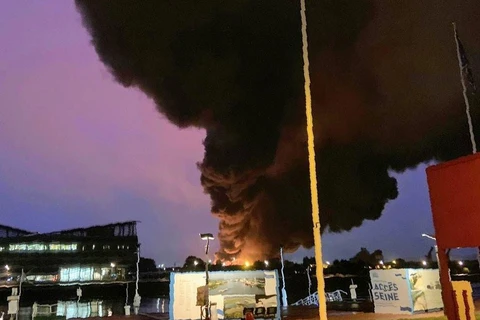 Khói bốc ngùn ngụt tại hiện trường vụ cháy kho chứa của nhà máy hóa chất thuộc Tập đoàn đa quốc gia Lubrizol ở Rouen, miền Bắc Pháp ngày 26/9/2019. (Ảnh: AFP/TTXVN)