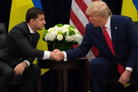 Tổng thống Ukraine Volodymyr Zelensky (trái) và Tổng thống Mỹ Donald Trump tại cuộc gặp ở New York ngày 25/9/2019. (Ảnh: AFP/TTXVN)
