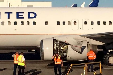 Phần che động cơ máy bay bị tróc ra khiến hành khách hoảng sợ. (Nguồn: NBC News)